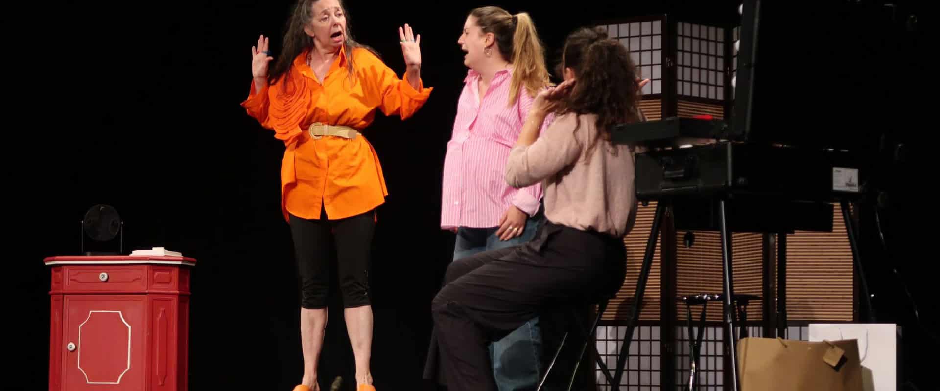 Trois femmes au bord de la crise de mère